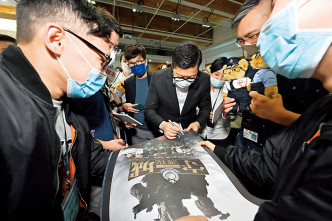邓炳强在警队宣传片《守城》的海报上签名。警方图片