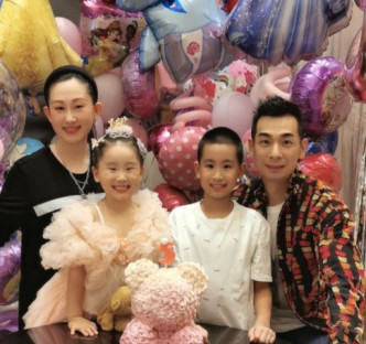 赵文卓和太太张丹露育有四名子女，而一对最小仔女很似样。