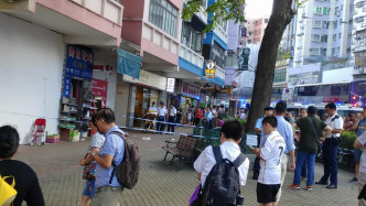 事件引来大批街坊围观。香港突发事故报料区fb群组