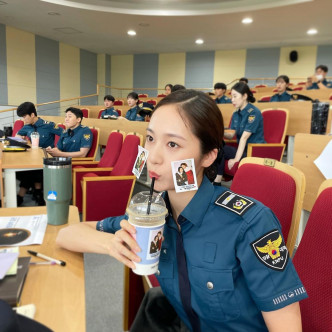 郑秀晶在《警》剧饰演警察大学新生「吴江熙」。