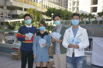 （右起）郑俊弘、伍富桥、林颖彤和刘子硕今日到蓝田派口罩。
