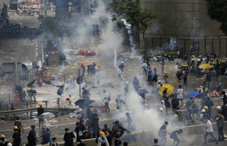 香港示威者与警方爆发激烈冲突。AP图片