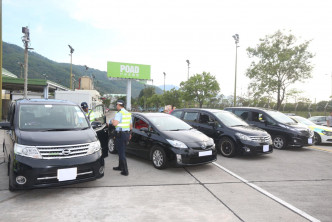 警方機場放蛇打擊無牌私家車載客