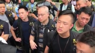 譚文豪指在場警員拒絕出示證件。譚文豪Facebook影片截圖