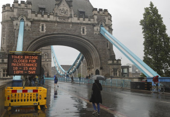 横跨泰晤士河的伦敦塔桥一度无法放下桥身。AP图片