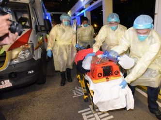 堕楼男子被送往伊利沙伯医院救治。