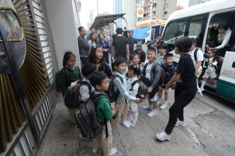 朗思今早有多部校巴接送幼稚园及小学部的学生到校。