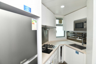 廚房設施齊備，置有多組貯物櫃及通風大窗。