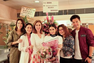 唐贝诗的处女舞台剧《死人的手机》公演时，妈妈寇鸿萍（左三）和妹妹唐贝欣（左二）均来捧场。