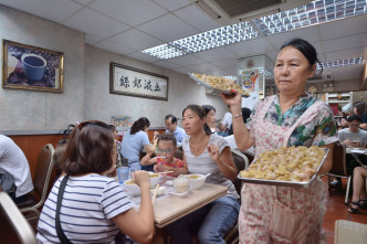 永華麵家人頭湧湧。