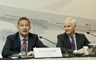 国泰航空原行政总裁何杲 Rupert Hogg(左)，主席史乐山 John Slosar(右)。资料图片