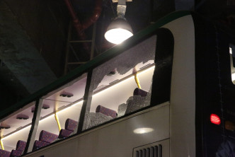 巴士上層左邊共7塊車窗玻璃爆裂