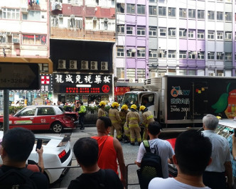 消防及警员到场调查。图：网民Royal Hui‎香港突发事故报料区