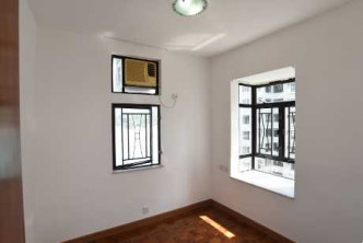 房间配有双窗户，可从不同角度引入阳光。