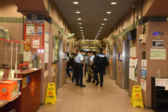 重案组探员到富东邨调查。