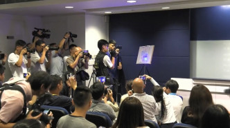 警方示范「镭射枪」照射纸张后出现白烟。香港警察facebook