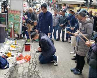 死者陈瑞意的家人一行10人进行路祭。杨伟亨摄