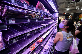 市民涌去超市购买蔬果、鲜肉、冷冻食品。