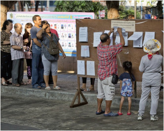 今次大选曼谷市共有350个选区，市民排队投票。AP