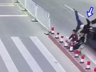 一名在他們身後的女子被車撞飛，彈到護欄後再跌落車道上，場面十分駭人。  網上圖片