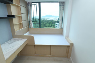 房間擺放多組木質家具，簡約舒適。