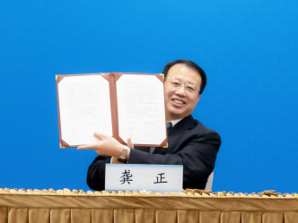 上海市市长龚正签署合作备忘录。政府新闻处图片