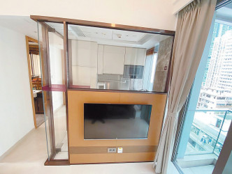 客廳電視機後方為廚房，採獨立間隔，通透度高。