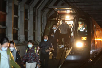 多名乘客模擬從列車內逃生。警方圖片