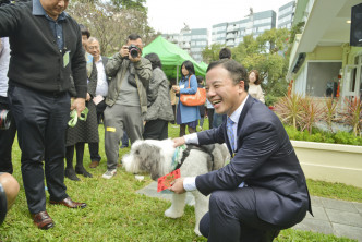 校长张翔和图书馆驻馆治疗犬Jasper。 资料图片