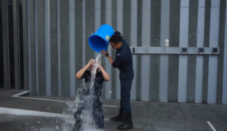 青雲狠狠地向華仔淋冰水。