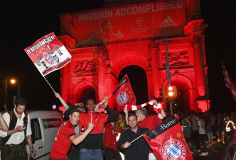 巴黎街头有球迷庆祝拜仁获胜。AP图片