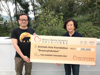 莫Auntie及莫哥哥製作巨型支票及拍好照片，發送給「亞洲動物基金」。