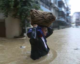 77個縣中有20多個縣遭受洪澇災害。AP