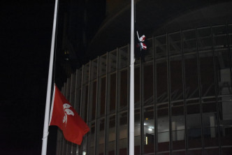 有示威者在立法会外旗杆位置，换走原有国旗，升起「黑色香港区旗」，旁边红色区旗被「下半旗」。