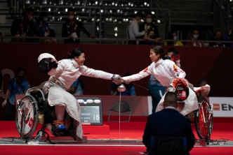 兩位劍手賽後握手。 香港殘疾人奧委會暨傷殘人士體育協會圖片