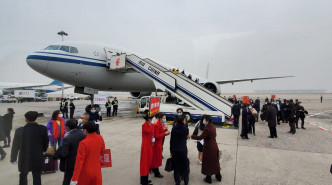 陈智思、廖长江、陈晓峰等人乘坐专机抵达北京。