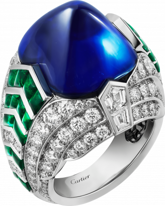 以孔雀為創作靈感的指環，選用鉑金鑲嵌一顆重21.44卡的凸圓形切割喀什米爾藍寶石，配以凸圓形切割祖母綠、盾形切割鑽石、尖梯形切割鑽石、明亮式切割圓鑽。