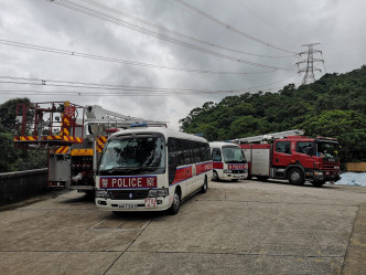 警方及消防到場搜索。 梁國峰攝