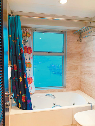 浴室裝有浴缸及通風窗，亦可欣賞海景。