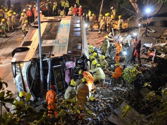 消防行動中共出動26輛消防車、27輛救護車，200名消防及救護員，及坍塌救援專隊。