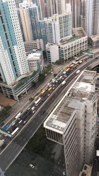 東區走廊交通擠塞，網民Yiu Mung圖片‎