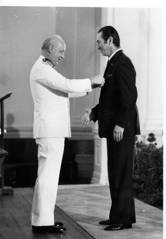 1983年,何鴻燊出席授勳儀式。