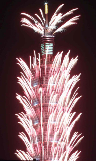 台北101大樓煙花匯演如期舉行。AP