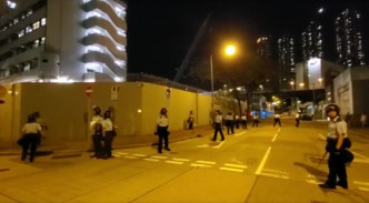 防暴警察驅散示威者後返回長沙灣警署。
