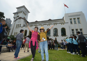 入場的市民可於禮賓府的花園及小庭園觀賞花卉及樹木。