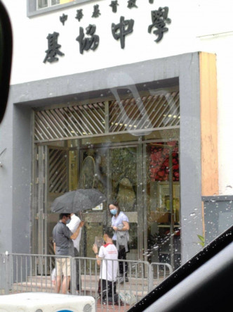 一名中華基督教會基協中學學生昨日在雨中下跪。區議員陳俊裕－阿裕FB圖片