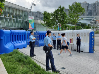 警方在西九龍站一帶加強戒備。