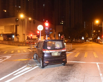 私家車荃灣失控撞欄，37歲女司機輕傷。