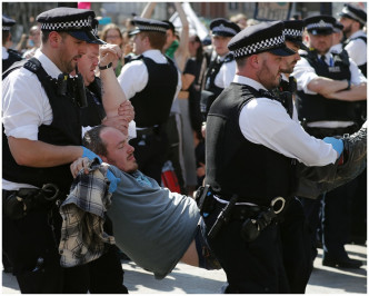示威者被捕。AP