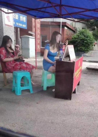 两张女子身穿低胸衣服坐在「学雷锋志愿服务站」的照片遭疯传。网络流传相片